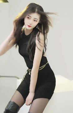 纯欲小姐姐「涵火火」分享黑色系气质穿搭 网友:抖音最美女神