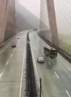 京昆高速一辆客车撞断护栏后侧翻 造成6死20伤