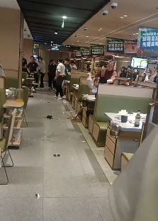 杭州一海底捞火锅店2女子起冲突拿盘碗互砸