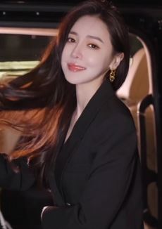 网红小姐姐「vkk」西装配黑丝分享氛围感随拍  网友:女明星