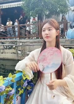 赵露思穿古装汉服坐小船游南浔古镇引围观拍照