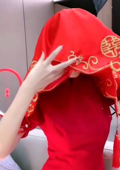 新娘子红盖头掀起一瞬间，你有没有被惊艳到呢？