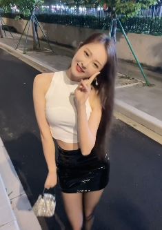 性感美女「小龙鼠」穿黑丝包臀街拍,文案:只想做爱情的傻瓜!