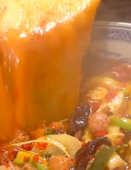 重庆一老夫妻卖200玩一份的"天价毛血旺"  不好吃不要钱