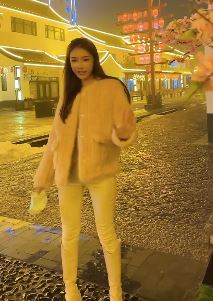 漂亮小姐姐「管啦啦」街头跳二人转版三两三,网友:这小舞蹈有劲