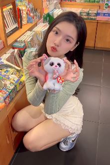 漂亮小姐姐「彩彩雲」分享ootd穿搭 网友:很难不爱
