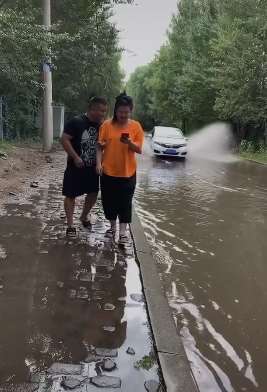 龙哥搞笑:眼见汽车过来溅身水躲老婆身后,下场你懂得!