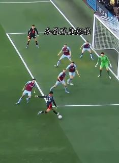 切尔西后卫詹姆斯精彩过人：戏耍伯恩利整条后防线后进球！