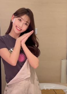 甜美小姐姐「云小朵」居家对镜跳心动表白手势舞,网友:每一帧是那么的优雅