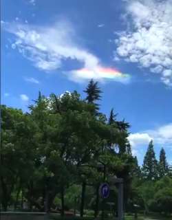 七彩祥云惊现杭州上空，为七夕情人节迎喜添色!