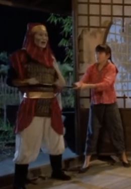 电影《僵尸先生》搞笑片段：美女拿刀给僵尸摸肚子