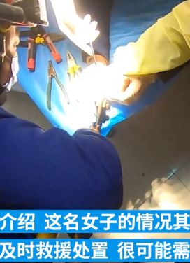 女子两根手指被金属暗扣击穿求助消防员