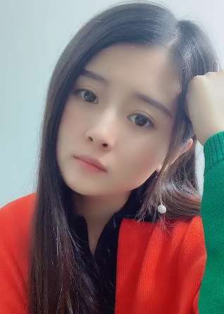 女孩因没钱和变老了而发愁，一副闷闷不乐的样子