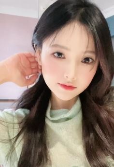 甜美女主播「小维」化美妆分享居家好状态,长长秀发太迷人了
