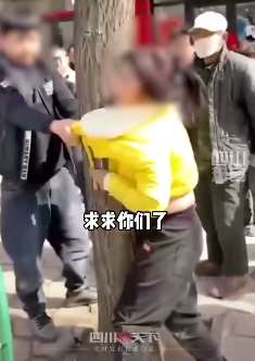 女子当街被陌生男抓住不放求助路人