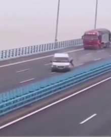 高速突然爆胎怎么办？握紧方向盘轻点刹车！