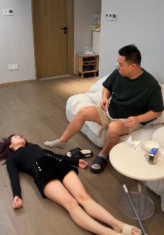 夫妻搞笑:妻子打扫房间时假装晕倒,老公的反应让人笑喷!