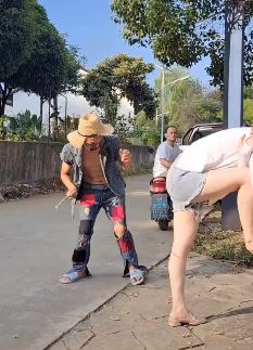 搞笑视频：小伙恶搞路边女子后装瞎子 身后小伙助其一臂之力