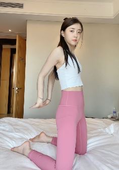 爱好瑜伽「梦娜」小姐姐教你怎样纠正体态,既开肩又美背!网友喊话:哥几个来学瑜伽!