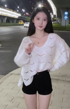 杭州「小yelo」小姐姐夜晚立交桥下跳舞 网友:这种衣服以后多穿出来几次!