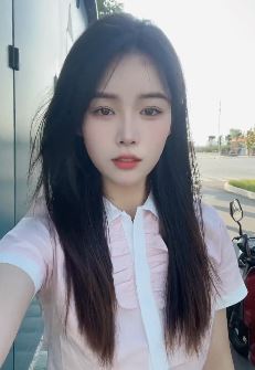 漂亮女主播「艾琳」化精致妆容分享户外随拍 网友:真的养眼