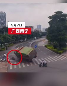 大货车因避让闯红灯车辆侧翻 电动车驾驶员见状弃车逃生