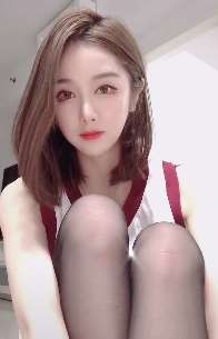 小姐姐是不是很诱人？运动背心+黑丝，这搭配出门一定很吸睛！