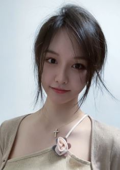 美女主播「阿冷」分享日常居家好状态,配文:发长了想剪短