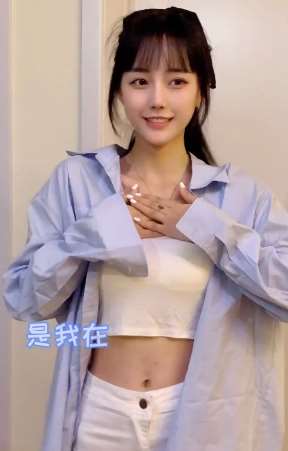 伴随傲七爷的这首《是想你的声音啊》,小姐姐的表演可爱至极!