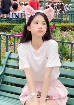 网红小姐姐「潘敏」分享景区游玩vlog, 雨天看烟花真叫一个美