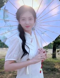 演员郜思雯新中式穿搭分享户外随拍，因太美被误以为是AI生成！