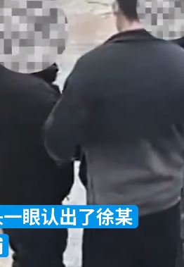 盗贼上前凑热闹正好撞上查案民警