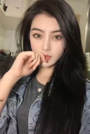 美丽的小仙女怎叫一个美,眼睛太漂亮了!