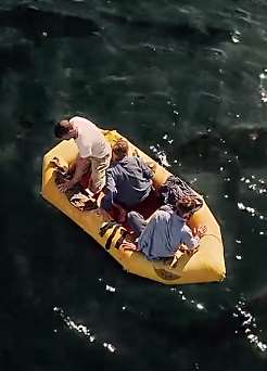 电影解说：飞机坠毁3个小伙海上奇迹生存38天