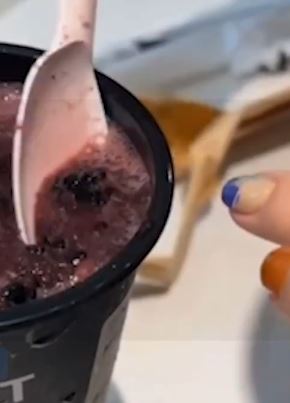 女孩喝喜茶后上吐下泻 涉事店员工否认水果不新鲜