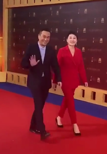 最帅的驼背男神走红毯，这步伐有没有迷住你！