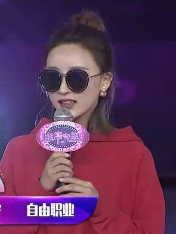 她因太美被室友孤立，摘下墨镜的那刻全场惊呆！