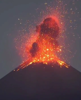 火山喷发的一瞬息间,美丽而壮观!