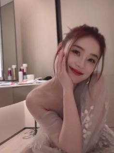 袁姗姗玩挥手变装