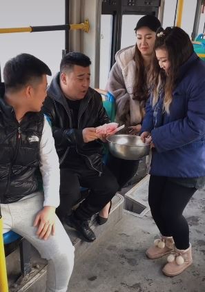 龙哥搞笑:原来是组团来骗钱!