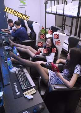 搞笑段子：网吧整蛊，两腿女笑的合不拢嘴！