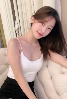 演员陈叶玲清爽穿搭分享居家好状态 配文：已经开始期待夏天了