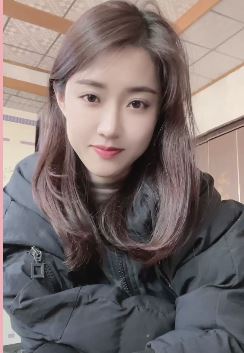 三妮阿姨淡妆出镜美出新天际