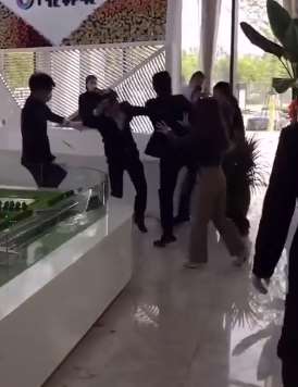 交款4年还是土坑 郑州某楼盘工作人员与业主起冲突