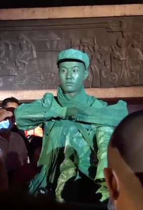 西安大唐不夜城一小伙扮演雕塑 最长能15分钟不眨眼