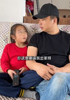 父女搞笑：现在给我拔苗助长，等你老了我也给你拔！