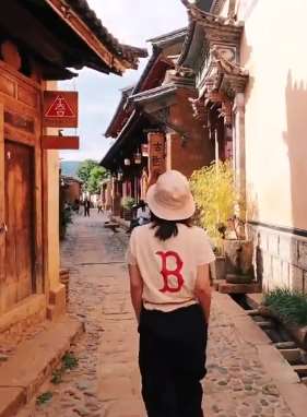 帅哥美女带你游玩大理千年古镇——沙溪古镇！