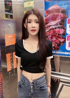 美女电梯搞笑：你偷钱就偷钱，夹我肉干吗？