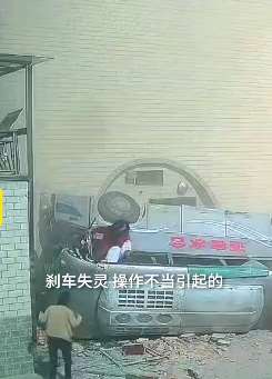 甘肃一载有30人客车坠入村民院内