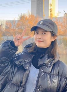 演员陈钰琪分享冬日黄昏时户外随拍 配文：冬天该有的样子